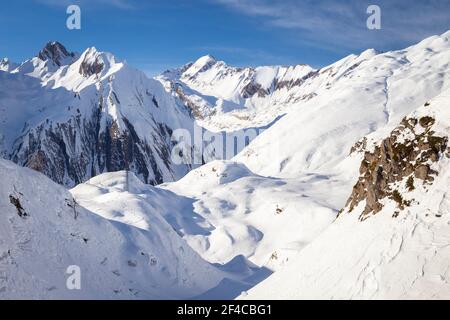 Vista sulle montagne che circondano la città di Riale. Viale, Formazza, Valle Formazza, Verbano Cusio Ossola, Piemonte, Italia. Foto Stock