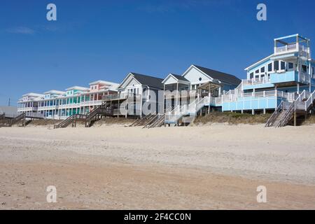 Colorate case sulla spiaggia lungo la costa del North Carolina Foto Stock