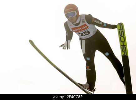 Klingenthal, Germania. 20 Marzo 2021. Sci nordico/nordico combinato: Coppa del mondo, individuale, grande collina/10 km, uomini, nel Vogtlandarena a Klingenthal. Julian Schmid salta dalla grande collina. Credit: Jan Woitas/dpa-Zentralbild/dpa/Alamy Live News Foto Stock