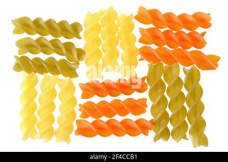 Fusilli tricolore pasta isolata su fondo bianco. Foto Stock