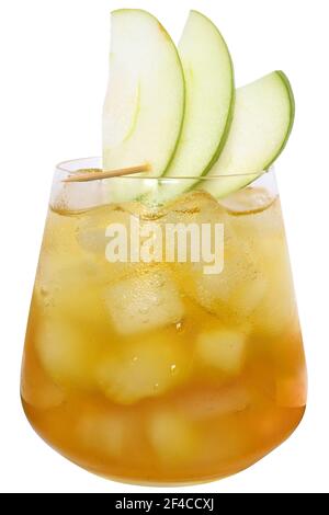 Cocktail con mela verde e cubetto di ghiaccio isolato su sfondo bianco. Foto Stock