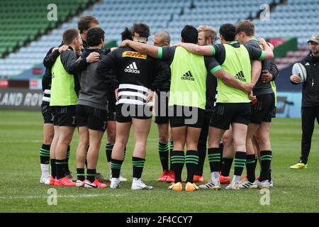 Twickenham, Regno Unito. 20 Marzo 2021. Il team di pre-partita di Harlequins parla durante la partita di rugby della Gallagher Premiership tra Harlequins e Gloucester al Twickenham Stadium di Twickenham, Regno Unito, il 20 marzo 2021. Foto di Ken Sparks. Solo per uso editoriale, è richiesta una licenza per uso commerciale. Nessun utilizzo nelle scommesse, nei giochi o nelle pubblicazioni di un singolo club/campionato/giocatore. Credit: UK Sports Pics Ltd/Alamy Live News Foto Stock