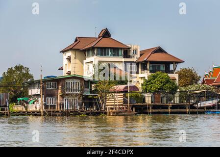 Case sul fiume Chao Phraya al Sunny Day a Bangkok, Thailandia Foto Stock