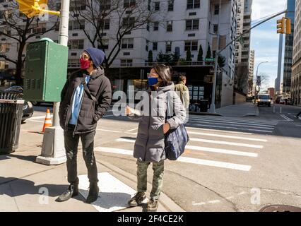 New York, Stati Uniti. 19 marzo 2021. Pedoni mascherati a Greenwich Village a New York venerdì 19 marzo 2021. (ÂPhoto di Richard B. Levine) Credit: Sipa USA/Alamy Live News Foto Stock