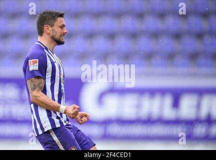 Aue, Germania. 20 Marzo 2021. Calcio: 2. Bundesliga, FC Erzgebirge Aue - SV Sandhausen, Matchday 26, a Erzgebirgsstadion. Aue's Pascal Testroet emozionale. Credito: Robert Michael/dpa-Zentralbild/dpa - NOTA IMPORTANTE: In conformità con le norme del DFL Deutsche Fußball Liga e/o del DFB Deutscher Fußball-Bund, è vietato utilizzare o utilizzare fotografie scattate nello stadio e/o della partita sotto forma di sequenze fotografiche e/o serie fotografiche di tipo video./dpa/Alamy Live News Foto Stock