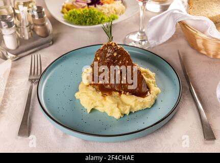 Tritare carne di maiale alla griglia con salsa barbecue e purè di patate Foto Stock