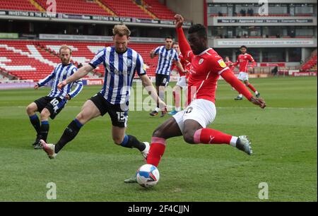 Tom Lees di Sheffield Wednesday (a sinistra) e il Daryl Dyke di Barnsley in azione durante la partita del campionato Sky Bet all'Oakwell Stadium di Barnsley. Data immagine: Sabato 20 marzo 2021. Foto Stock