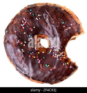 Ciambella di cioccolato amaro coperta con glassa isolato bianco sfondo vista dall'alto. Foto Stock
