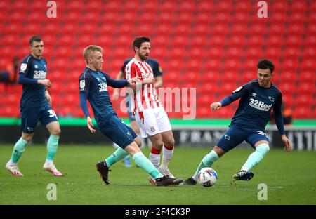 Joe Allen (centro) di Stoke City combatte per la palla di Louie Sibley e Lee Buchanan della contea di Derby durante la partita del campionato Sky Bet allo stadio bet365, Stoke-on-Trent. Data immagine: Sabato 20 marzo 2021. Foto Stock