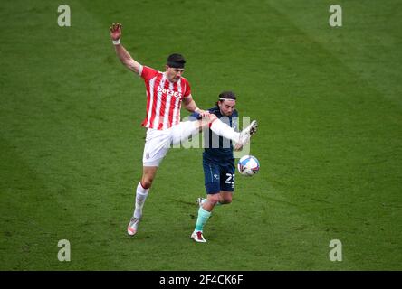 Danny Batth di Stoke City (a sinistra) e Patrick Roberts di Derby County combattono per la palla durante la partita del campionato Sky Bet allo stadio bet365, Stoke-on-Trent. Data immagine: Sabato 20 marzo 2021. Foto Stock