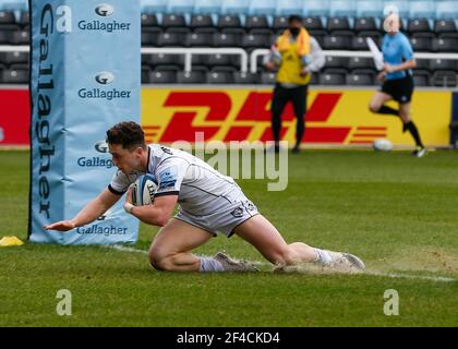 Twickenham Stoop, Londra, Regno Unito. 20 Marzo 2021. Inglese Premiership Rugby, Harlequins contro Gloucester; Harlequins, Gloucester; Charlie Chapman di Gloucester che segna una prova negli ultimi minuti del primo tempo credito: Action Plus Sports/Alamy Live News Foto Stock