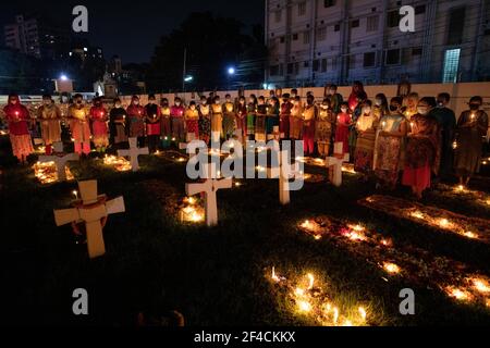 I cattolici osservano il 2 novembre come la Giornata delle anime, un giorno di preghiera per i morti. Le foto dell'osservazione sono state scattate nella Chiesa del Santo Rosario. Foto Stock