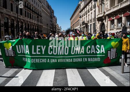 Madrid, Spagna. 20 Marzo 2021. Persone che portano un banner contro gli sfratti durante una protesta a sostegno dei pensionati. I pensionati chiedono pensioni pubbliche adeguate e sufficienti, hanno dato prova di rifiuto ai piani pensionistici aziendali privati e chiedono l'aumento delle pensioni minime a 1,084 euro. Credit: Marcos del Mazo/Alamy Live News Foto Stock