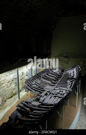 Kyrenia, Cipro del Nord. Rovine dell'antica barca di Kyrenia Foto Stock