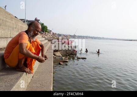 Varanasi, India. Mattina presto sulle rive del Gange Foto Stock