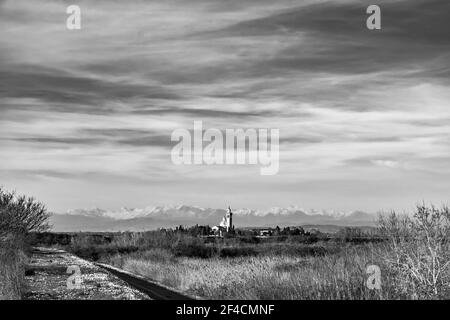 L'antico Santuario di Barbana con montagne innevate sullo sfondo Foto Stock