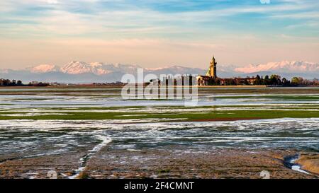 L'antico Santuario di Barbana con montagne innevate sullo sfondo Foto Stock