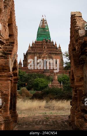 BAGAN, NYAUNG-U, MYANMAR - 3 GENNAIO 2020: Una pagoda enorme vecchio e storico tempio con la sua torre in costruzione Foto Stock