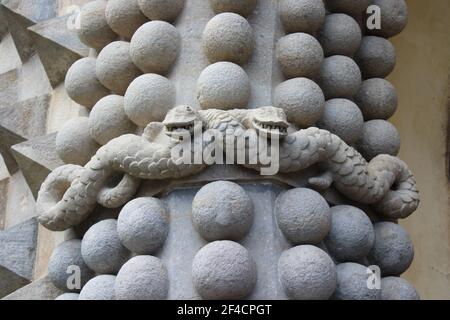 dettaglio architettonico, pilastro con texture e sculture, palazzo pena, sintra Foto Stock