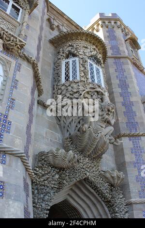 facciata decorata con sculture e piastrelle, palacio da pena, Foto Stock