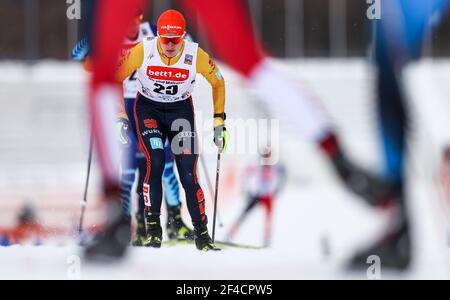 Klingenthal, Germania. 20 Marzo 2021. Sci nordico/nordico combinato: Coppa del mondo, individuale, grande collina/10 km, uomini, a Vogtlandarena in Klingenthal. Julian Schmid dalla Germania sciare in pista. Credit: Jan Woitas/dpa-Zentralbild/dpa/Alamy Live News Foto Stock