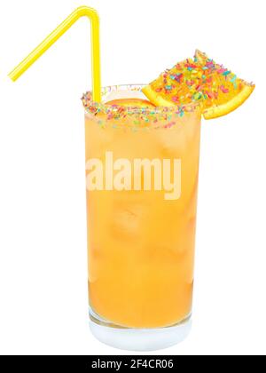 Cocktail con succo d'arancia e cubetto di ghiaccio decorato con cocco multicolore su sfondo bianco. Foto Stock