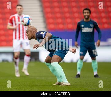Stoke, Regno Unito.20 marzo 2021; Bet365 Stadium, Stoke, Staffordshire, Inghilterra; Campionato inglese di calcio della Lega Calcio, Stoke City contro Derby County; Andre Wisdom di Derby County controlla la palla sulla sua testa Credit: Action Plus Sports Images/Alamy Live News Foto Stock