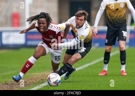 NORTHAMPTON, INGHILTERRA. 20 MARZO: Peter Kioso di Northampton Town è scopato dal capitano di Crewe Alexandra Harry Pickering durante la prima metà della partita Sky Bet League 1 tra Northampton Town e Crewe Alexandra al PTS Academy Stadium di Northampton sabato 20 marzo 2021. (Credit: John Cripps | MI News) Credit: MI News & Sport /Alamy Live News Foto Stock