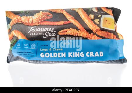 Winneconne, WI - 19 marzo 2021: Un pacchetto tesori dal mare Golden king granchio gambe su uno sfondo isolato Foto Stock