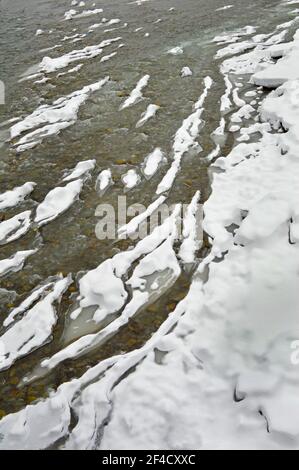 Il fiume Cheremosh Nero in Verkhovyna è coperto di ghiaccio e neve, Ucraina Foto Stock