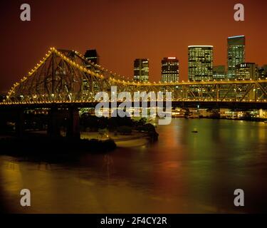 Australia. Queensland. Brisbane. Skyline della città e Story Bridge al tramonto. Foto Stock