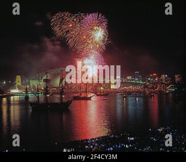Australia. Sydney. Fuochi d'artificio su Harbour Bridge. Festeggiamenti di Capodanno. Foto Stock