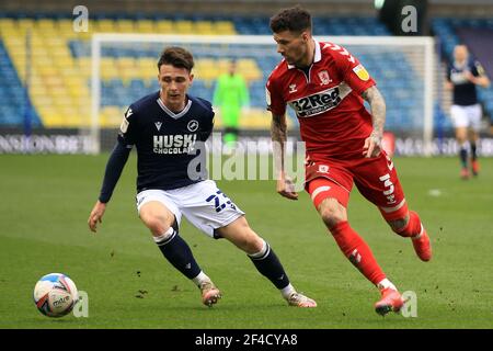 Londra, Regno Unito. 20 Marzo 2021. Danny McNamara di Millwall (L) in azione con Marvin Johnson di Middlesbrough (R). EFL Skybet Championship Match, Millwall v Middlesbrough al Den di Londra sabato 20 marzo 2021. Questa immagine può essere utilizzata solo per scopi editoriali. Solo per uso editoriale, è richiesta una licenza per uso commerciale. Nessun utilizzo nelle scommesse, nei giochi o nelle pubblicazioni di un singolo club/campionato/giocatore. pic by Steffan Bowen/Andrew Orchard sports photography/Alamy Live news Credit: Andrew Orchard sports photography/Alamy Live News Foto Stock