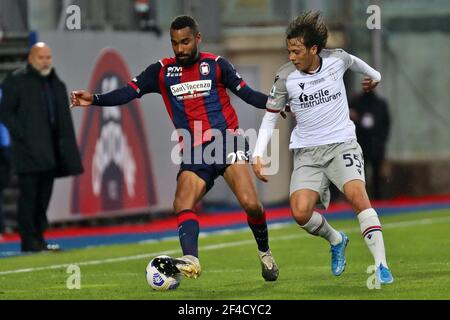 Stadio Ezio Schida, Crotone, Italia, 20 Mar 2021, Koffi Djidji (Crotone FC) ed Emanuel Vignato (Bologna FC) durante la serie UNA partita di calcio tra il Crotone FC - Bologna FC, Stadio Ezio Schida il 20 marzo 2021 a Crotone Italia durante il FC Crotone vs Bologna FC, Calcio italiano Serie A Match - Foto Emmanuele Mastrodonato / LM Foto Stock