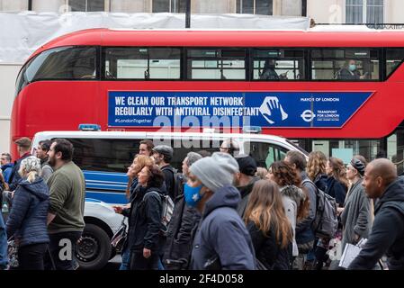 Westminster, Londra, Regno Unito. 20 Marzo 2021. I dimostranti anti anti-blocco si sono riuniti a Londra. Un gran numero di manifestanti ha marciato intorno a Westminster, arrestando il traffico a Whitehall e a Parliament Square. Folla in Whitehall blocco linee di autobus, con autobus pubblicità COVID 19 disinfezione pulizia Foto Stock