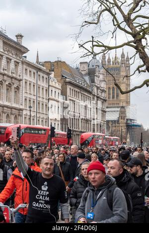 Westminster, Londra, Regno Unito. 20 Marzo 2021. I dimostranti anti anti-blocco si sono riuniti a Londra. Un gran numero di manifestanti ha marciato intorno a Westminster, arrestando il traffico a Whitehall e a Parliament Square. La folla a Whitehall blocca le rotte degli autobus Foto Stock