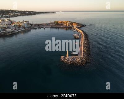 Il porto della famosa località Chersonissos su Creta, Grecia durante il tramonto. Foto Stock