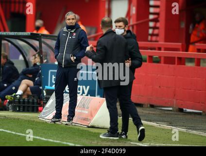 Il manager di Salford, Richie Wellens, discute con il manager di Cheltenham Town Michael Duff durante la partita Sky Bet League Two al Jonny-Rocks Stadium di Cheltenham. Data immagine: Sabato 20 marzo 2021. Foto Stock