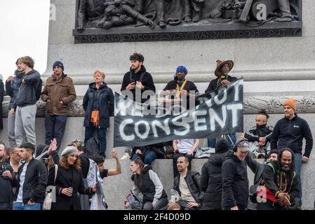 Westminster, Londra, Regno Unito. 20 Marzo 2021. I dimostranti anti anti-lockdown si sono riuniti in Trafalgar Square e nella base intorno alla colonna di Nelson. Un gran numero di manifestanti ha marciato intorno a Westminster, arrestando il traffico a Whitehall e a Parliament Square Foto Stock