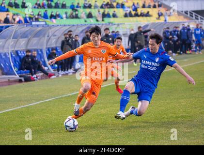 Suwon, Corea del Sud. 14 Marzo 2021. Kim Dong-Hyun (L) del Gangwon FC e Kim Gun-Hee del Suwon Samsung Bluewings in azione durante il quarto round della K League 1 2021 partita di calcio tra Suwon Samsung Bluewings e Gangwon FC al Suwon World Cup Stadium.Punteggio finale; Suwon Samsung Bluewings 1:1 Gangwon FC. (Foto di Jaewon Lee/SOPA Images/Sipa USA) Credit: Sipa USA/Alamy Live News Foto Stock