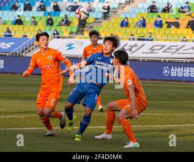 Kim Dong-Hyun (L), Kang Hyun-Muk del Suwon Samsung Bluewings e Kim Young-Bin del Gangwon FC in azione durante il quarto round della K League 1 2021 tra Suwon Samsung Bluewings e Gangwon FC al Suwon World Cup Stadium.Punteggio finale; Suwon Samsung Bluewings 1:1 Gangwon FC. Foto Stock