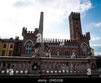 La Torre Comentina è una torre di Asti, situata in Piazza Roma.con la Torre dell'Orologio, sono le uniche torri della città Foto Stock