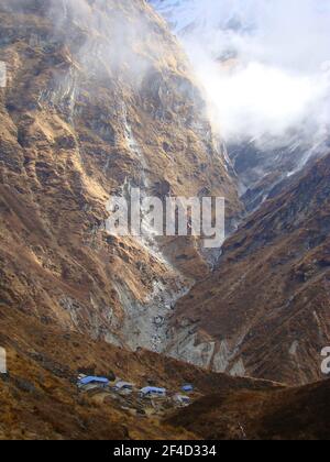 Vista sulle montagne lungo il circuito di Annapurna (Nepal), uno dei percorsi di trekking più importanti del mondo Foto Stock