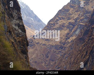 Vista sulle montagne lungo il circuito di Annapurna (Nepal), uno dei percorsi di trekking più importanti del mondo Foto Stock