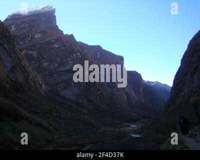 Vista sulle montagne lungo il circuito di Annapurna (Nepal), uno dei percorsi di trekking più importanti del mondo Foto Stock