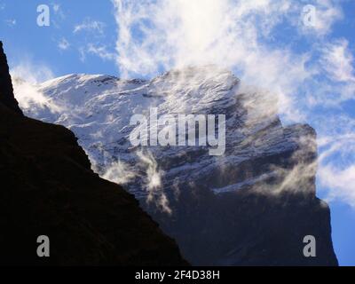 Vista sulle montagne lungo il circuito di Annapurna (Nepal), uno dei percorsi di trekking più importanti del mondo Foto Stock