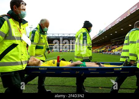 Norwich, Norfolk, Regno Unito. 20 marzo 2021; Carrow Road, Norwich, Norfolk, Inghilterra, Campionato di calcio della Lega inglese, Norwich contro Blackburn Rovers; ben Gibson di Norwich City è stretched off con un Injury Credit: Action Plus Sports Images/Alamy Live News Foto Stock