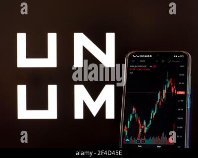 Ucraina. 20 Marzo 2021. In questa illustrazione sono riportate le informazioni del mercato azionario di Unum Group visualizzate su uno smartphone con il logo di Unum Group sullo sfondo. (Foto di Igor Golovniov/SOPA Images/Sipa USA) Credit: Sipa USA/Alamy Live News Foto Stock