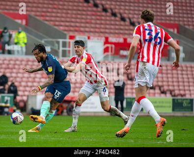 20 marzo 2021; Bet365 Stadium, Stoke, Staffordshire, Inghilterra; Campionato di calcio inglese della Lega, Stoke City contro Derby County; Colin Kazim-Richards della contea di Derby prende un colpo sulla porta Foto Stock