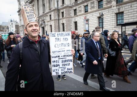 Londra, Regno Unito. 20 Marzo 2021. Un uomo con un cartello cammina lungo Whitehall durante una marcia anti-blocco. Un World Wide Rally for Freedom è organizzato un anno dopo l'introduzione dei blocchi. Credit: Andy Barton/Alamy Live News Foto Stock